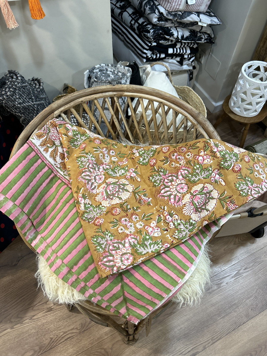 Nappe,plaid,dessus de lit / T L