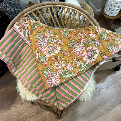 Nappe,plaid,dessus de lit / T L