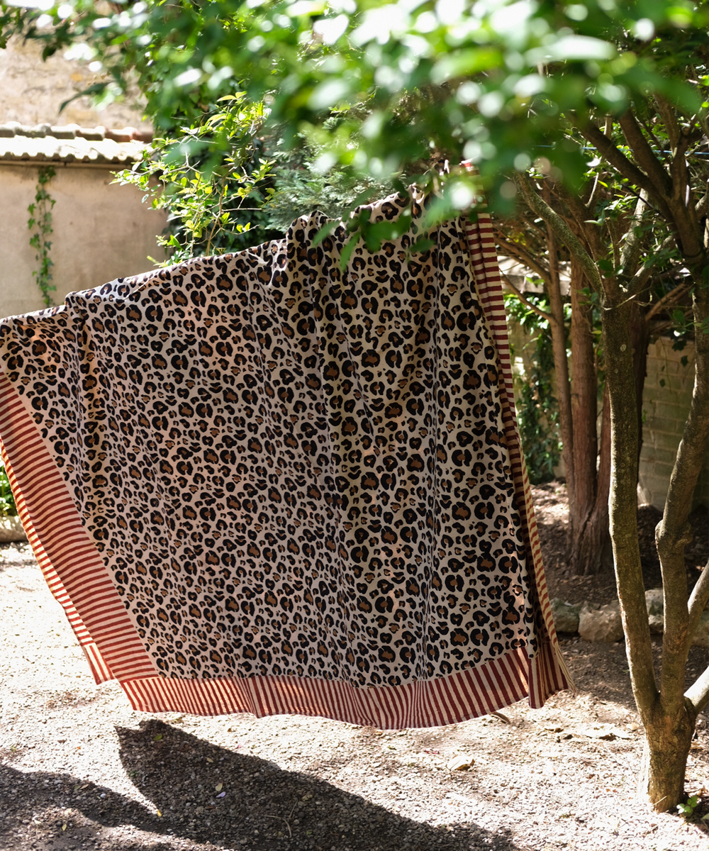 Nappe,plaid,dessus de lit / T L