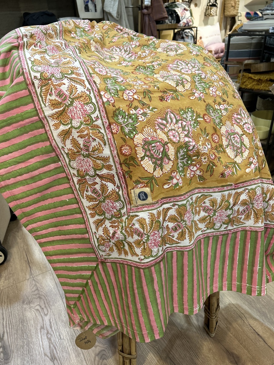 Nappe,plaid,dessus de lit / T L